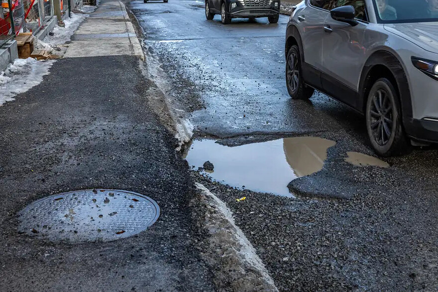 PHOTO JOSIE DESMARAIS, LA PRESSE — Le redoux des derniers jours a fait apparaître d’importants nids-de-poule sur les routes du Québec.
