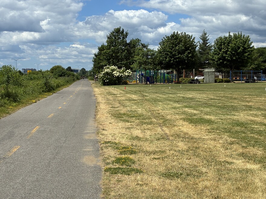 Il y a plusieurs parcs sur le parcours et quelques services