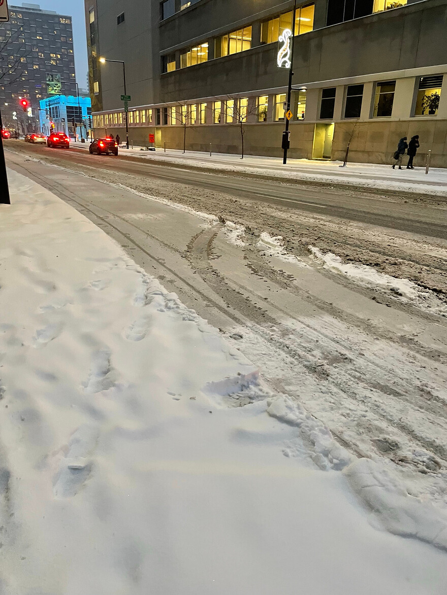 REV Peel direction Nord, au sud de la rue Notre-Dame