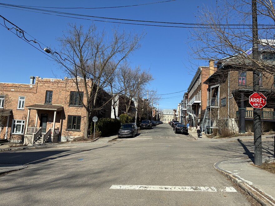 rue Dolbeau et monastère au fond