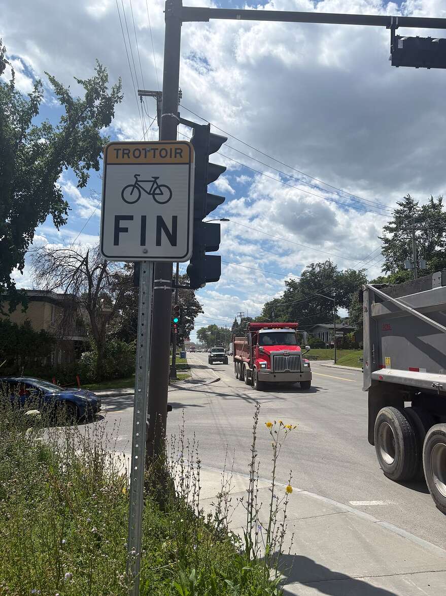 Les cyclistes peuvent seulement profiter d’une permission de circuler sur le trottoir sur une courte distance. Une fois cette portion terminée, ils se retrouvent sans piste cyclable ni accotement.