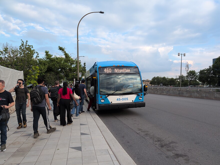 Au métro De la Savane