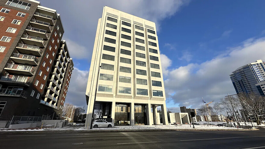 Le Centre d’acquisitions gouvernementales occupera le rez-de-chaussée, les niveaux 1 et 2 ainsi que certaines zones du sous-sol de l’immeuble. (Photo d'archives) — Photo : Radio-Canada / Steve Breton