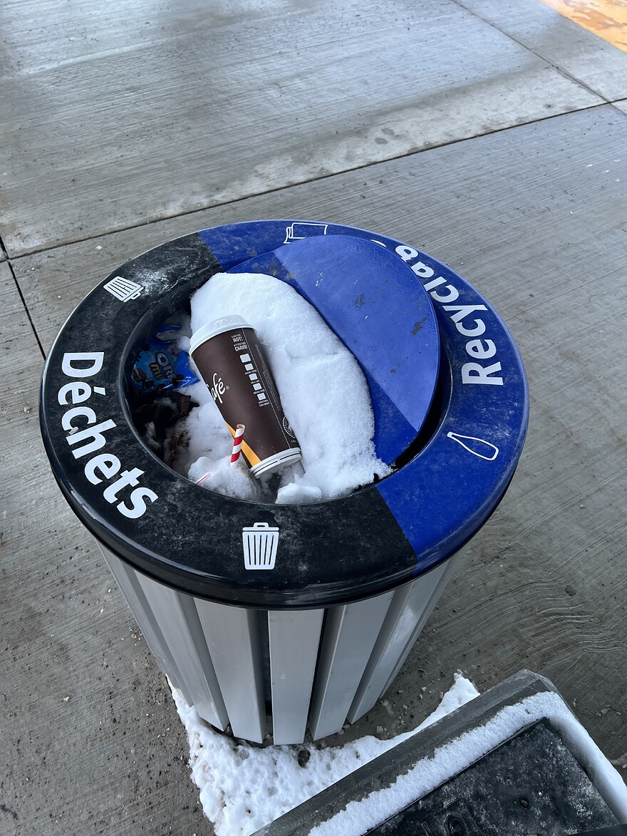 Trash in black, recycling in blue