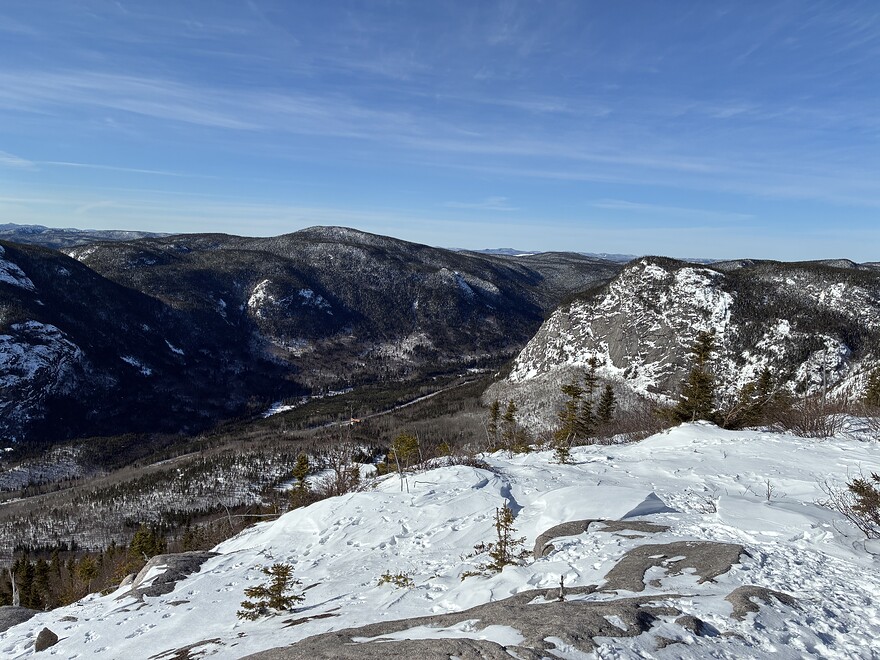 Le Mont du Dôme à droite et ses 939 m
