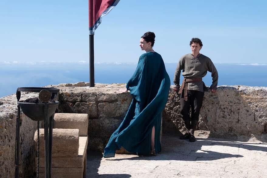 Anne Hatthaway et Tom Holland incarnent la femme et le fils du personnage d'Ulysse.