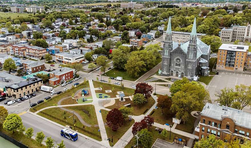 L'église Saint-Ignace-de-Loyola a été achevée en 1934 selon les plans de l'architecte Eugène-Henri Talbot. Le terrai visé se trouve à la gauche de l'église, au centre de la photo.