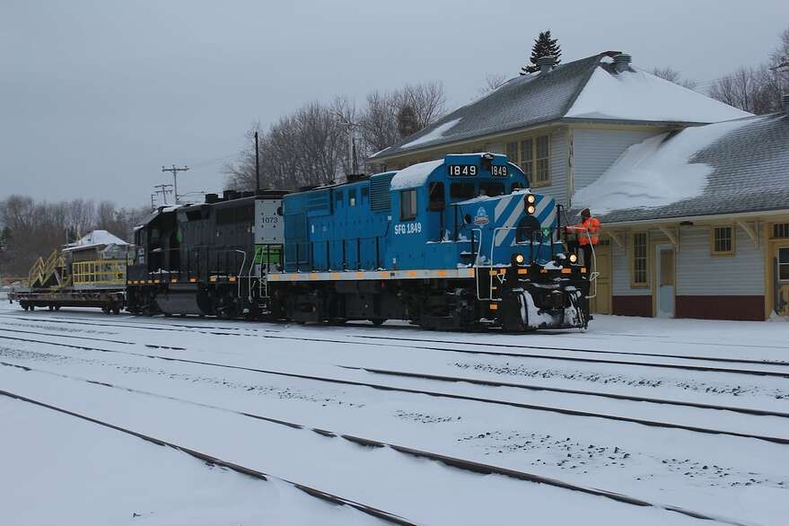 Le train d’essai est passé à New Carlisle en fin d’avant-midi, tirant un seul wagon portant des équipements essentiels au chargement de ciment à l’usine de Port-Daniel.