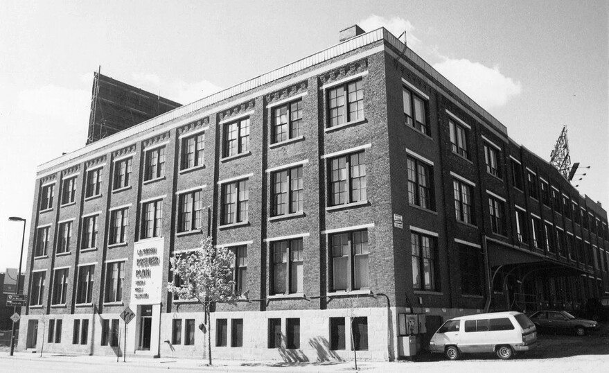 Photo: Guy Des Rosiers, Écomusée du fier monde — La façade du bâtiment de Familex, anciennement la Savonnerie Barsalou, avenue de Lorimier, vers 1995