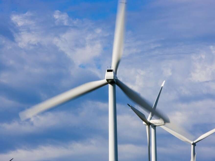 Les pales d'éoliennes sont des structures aérodynamiques, mesurant souvent plus de 50 mètres, conçues pour capter l'énergie cinétique du vent et la convertir en électricité via un rotor.
