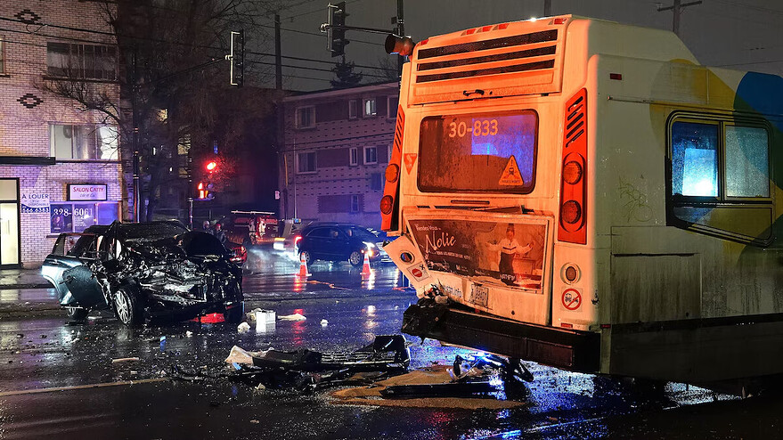 Un accident entre un véhicule et un autobus est survenu le samedi 7 mars 2026 dans l'arrondissement de Montréal-Nord, à Montréal. — Photo : Radio-Canada / Pascal Girard