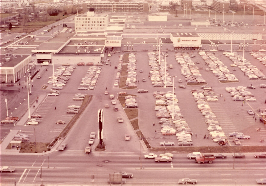 Vue aérienne d’une partie du stationnement de la Place Versailles en 1974 (Courtoisie de l’AHMHM/Collection Place Versailles)