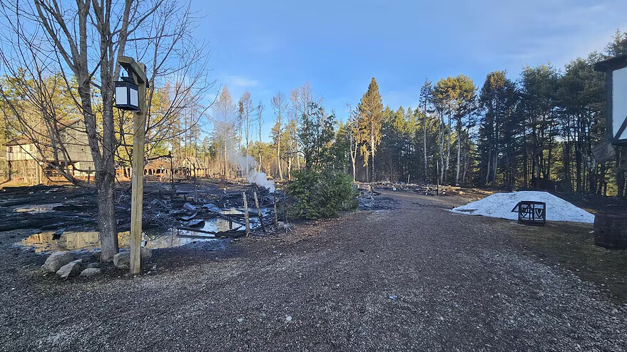 Au total, 22 bâtiments du village médiéval du Duché de Bicolline ont été ravagés par les flammes. — Photo : Facebook/ Duché de Bicolline