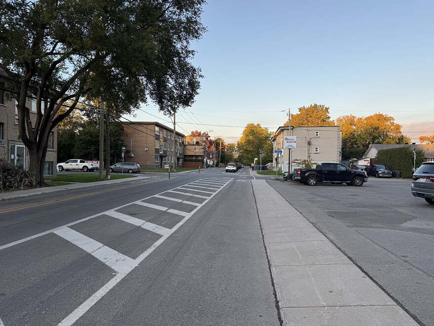 Laurier entre Du Bon-Paster et Parissi, vue vers l'est