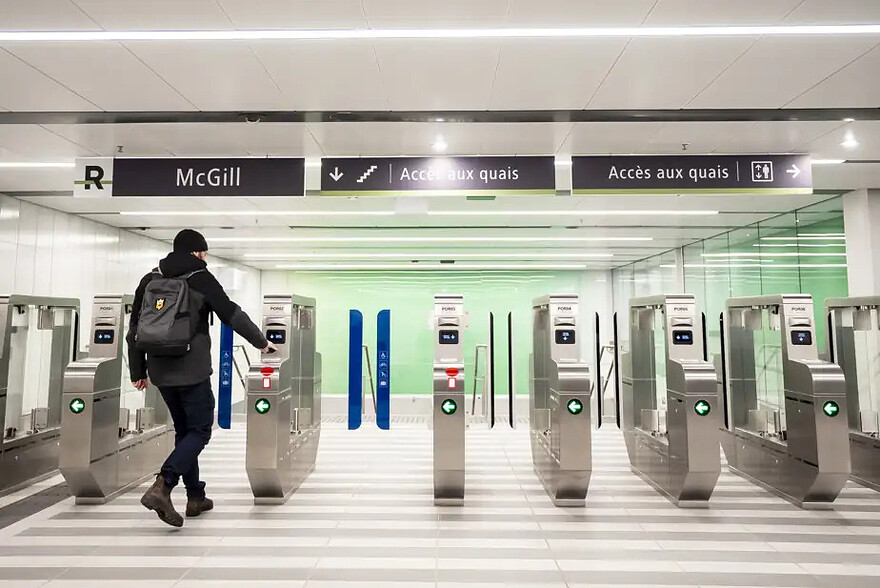 PHOTO CHRISTOPHER KATSAROV, LA PRESSE CANADIENNE — La station McGill du REM au centre-ville de Montréal