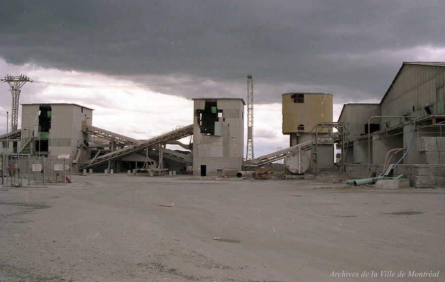 Carrière Miron. – Juin 1988. MTL110-01-1-D003-06-88-Batiments-40. Archives de la Ville de Montréal.