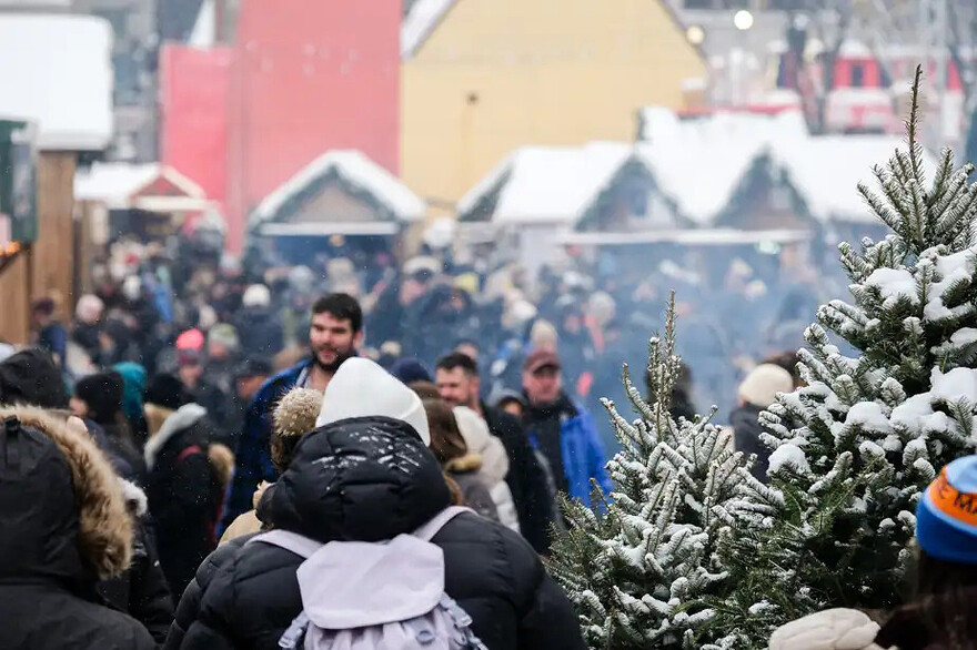 PHOTO CHARLES WILLIAM PELLETIER, COLLABORATION SPÉCIALE — Au Quartier des spectacles, l’esplanade tranquille s’est métamorphosée en un grand marché de Noël extérieur.
