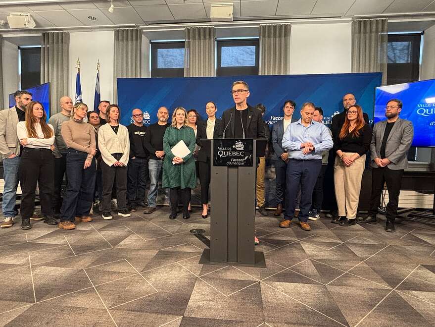 Le maire Bruno Marchand était entouré d'une vingtaine de gens d'affaires inquiets des changements aux programmes d'immigration, mardi.