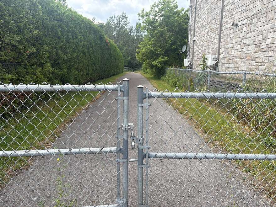 Un chemin vers la Base de plein air de Beauport était cadenassé au moment de notre passage.