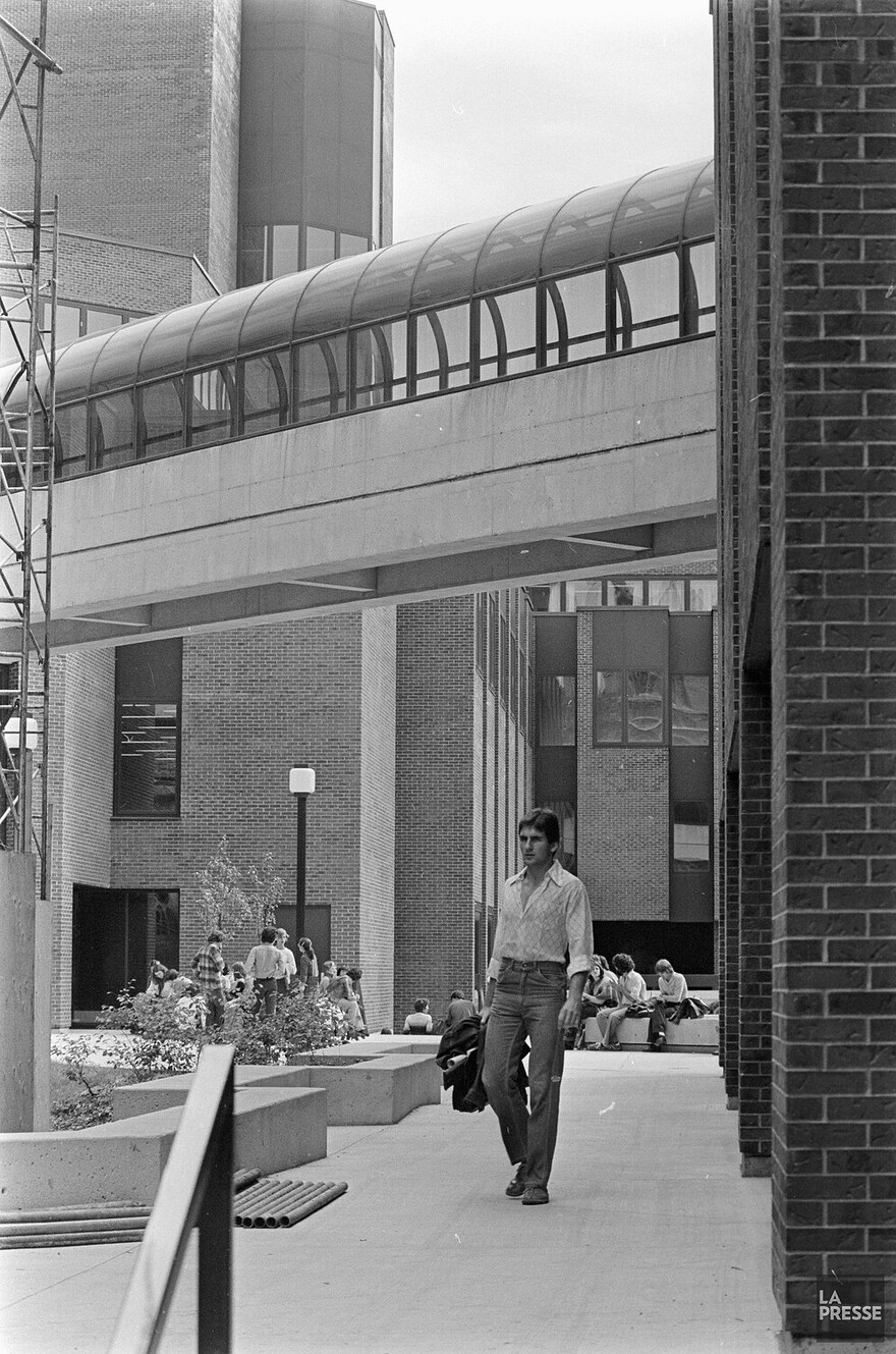 06M_P833S5D1979-0408_010