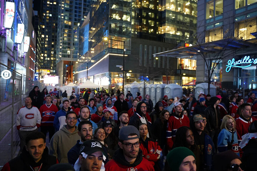 Photo: Marieke Glorieux-Stryckman Le Devoir La foule massée devant le Centre Bell