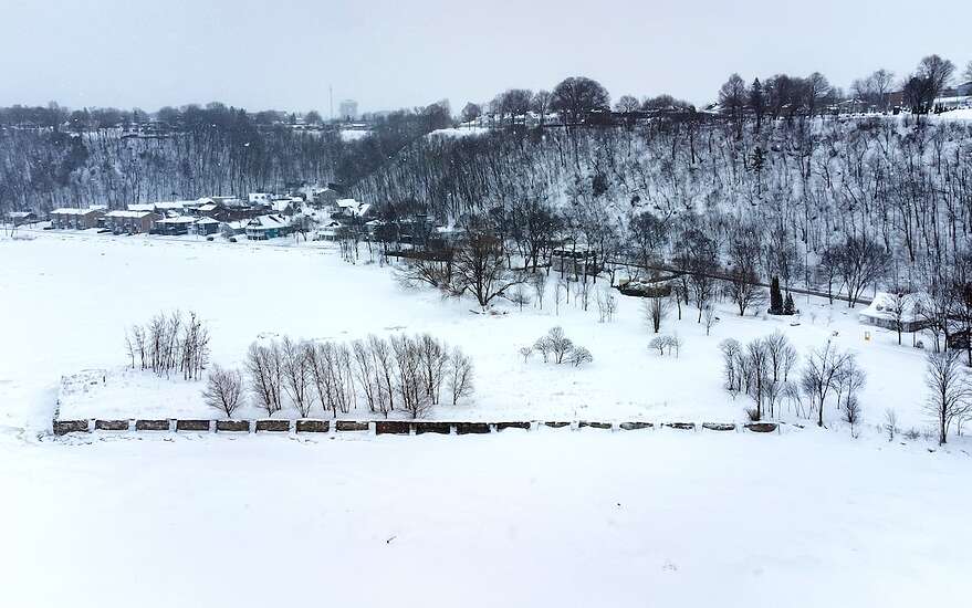 Le ministère des Transports compte démolir la jetée et le quai de l'ancienne usine L'Hoir pour le retourner au fleuve après avoir acquis le terrain.