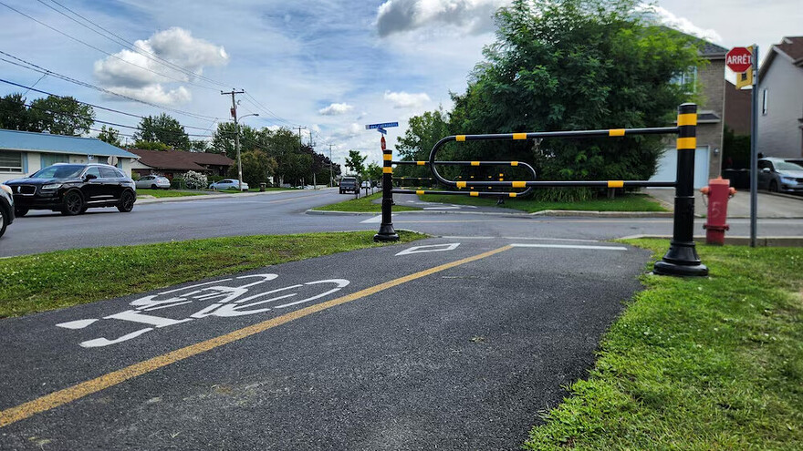 Delson est l’une des municipalités à avoir installé des chicanes à certains endroits sur des pistes cyclables. PHOTO: Radio-Canada / François Joly