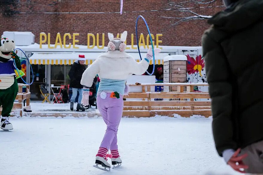PHOTO CHARLES WILLIAM PELLETIER, COLLABORATION SPÉCIALE — Plus au sud, des rythmes dansants résonnaient sur la rue Sainte-Catherine Est, à l’occasion de l’inauguration de la patinoire réfrigérée de la Place du Village.