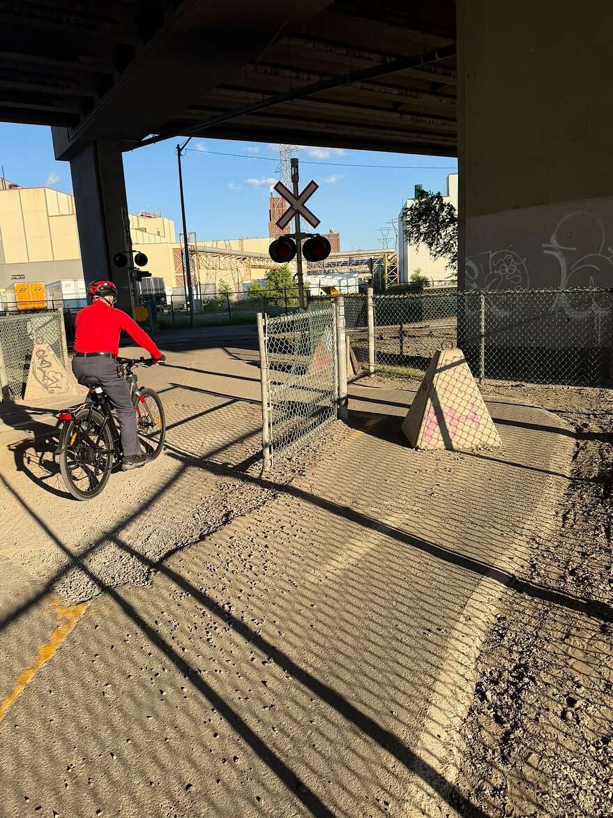 Un bloc de béton au beau milieu de la piste cyclable, sous l’autoroute Dufferin-Montmorency.