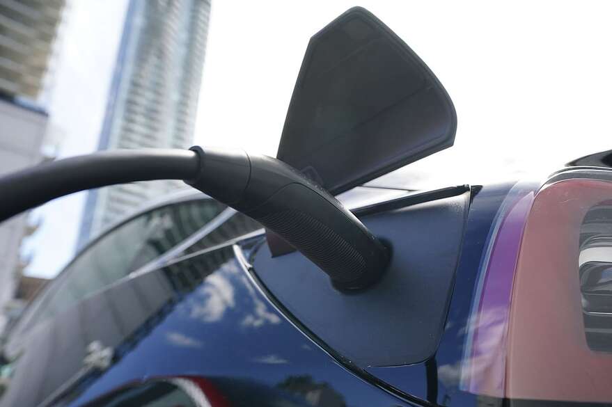 Une voiture électrique est en charge à Ottawa, le 13 juillet 2022.