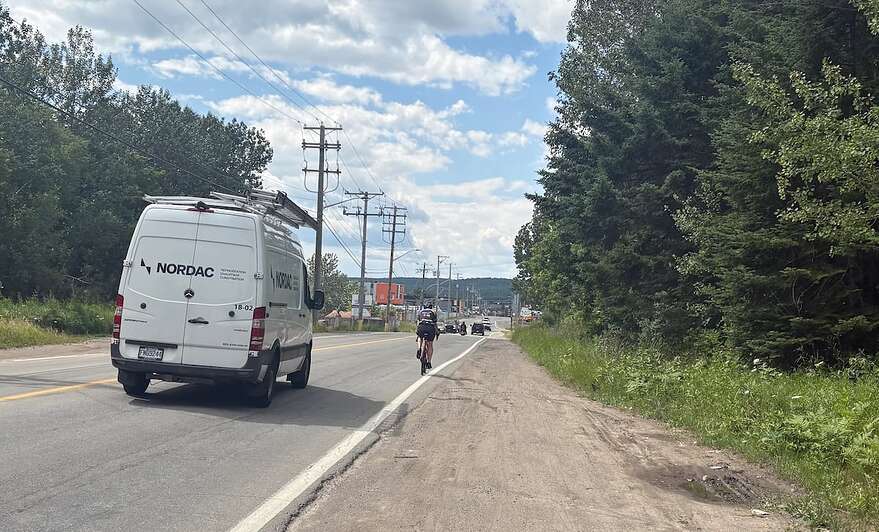 Les cyclistes n’ont d’autre choix que de s’engager sur la voie de circulation ou de rouler dans l’accotement sablonneux.