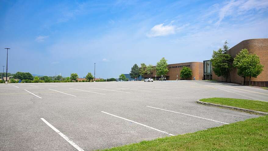L'un des pôles étudiés pour une densification concerne le site de l'ancien La Baie d'Hudson et son stationnement adjacent.