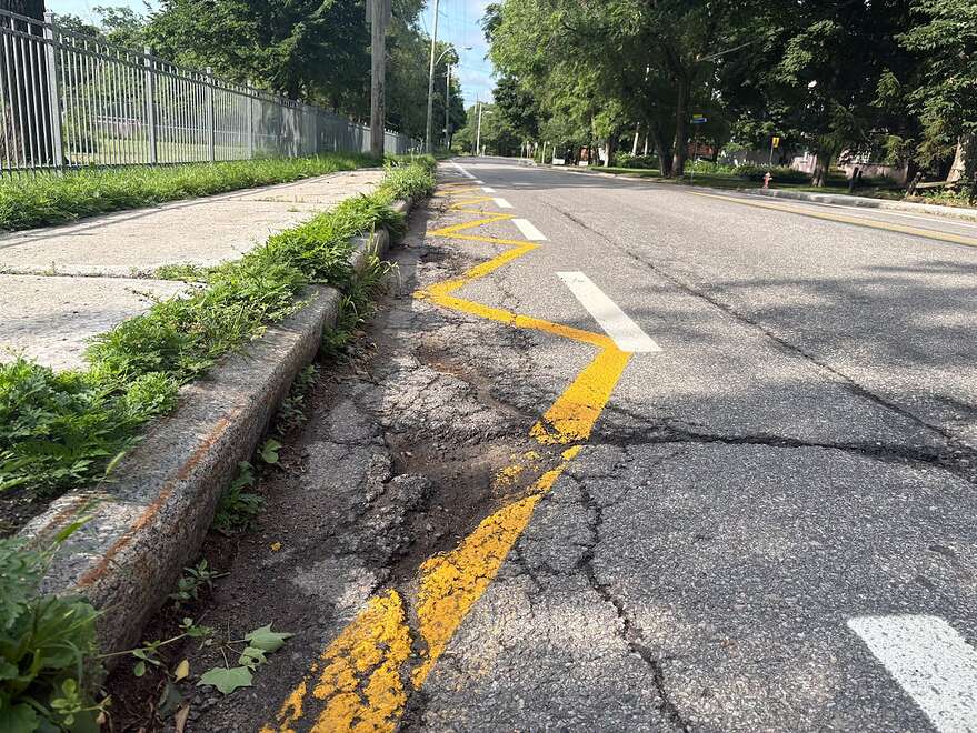 La bande cyclable présentait encore, lors du passage du Soleil, plusieurs fissures sur les sections qui n’ont pas été refaites.