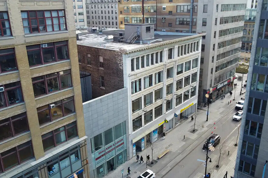 PHOTO MARTIN CHAMBERLAND, LA PRESSE — L’immeuble situé au 488, rue Sainte-Catherine Ouest devait être la prochaine déclinaison du projet immobilier Square Phillips du Groupe Brivia.