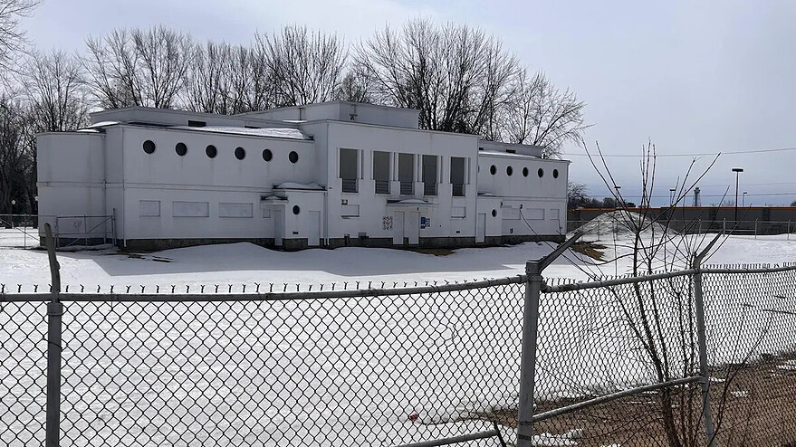 Le bâtiment maintenant patrimonial ne sera pas détruit, mais son futur reste incertain alors que Shawinigan devra trouver des moyens de faire les travaux pour l'entretenir. (Photo : 7 avril 2026) — Photo : Radio-Canada / Olivier Croteau