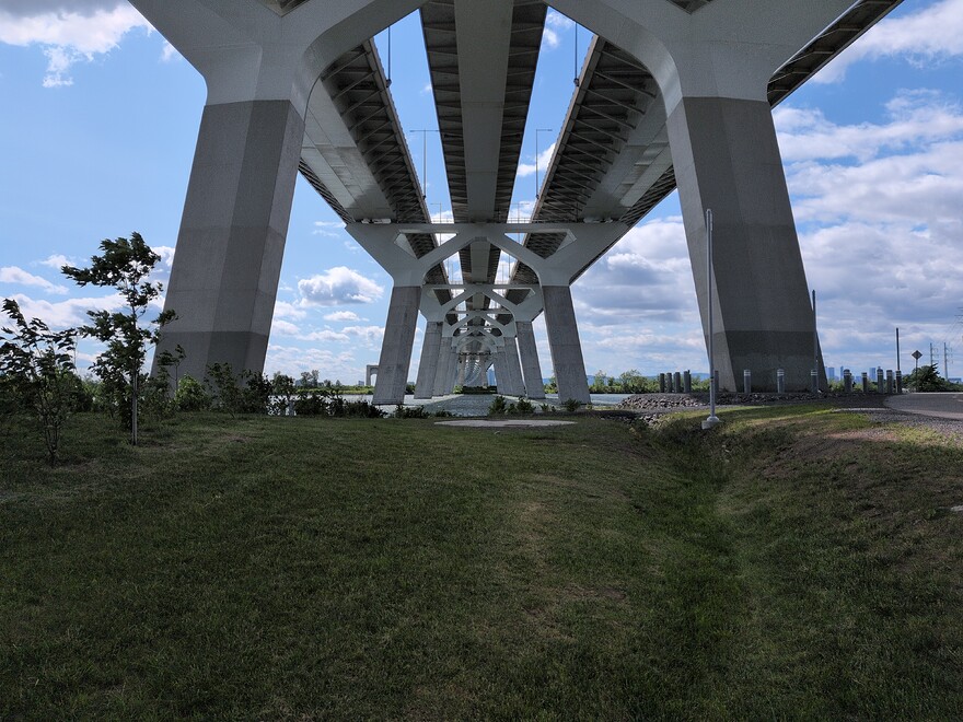 Vue de sous le pont, 2 de 2