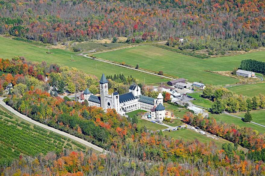 L’abbaye de Saint-Benoît-du-Lac, un lieu monastique et récréotouristique situé près de la rive du lac Memphrémagog, en Estrie.