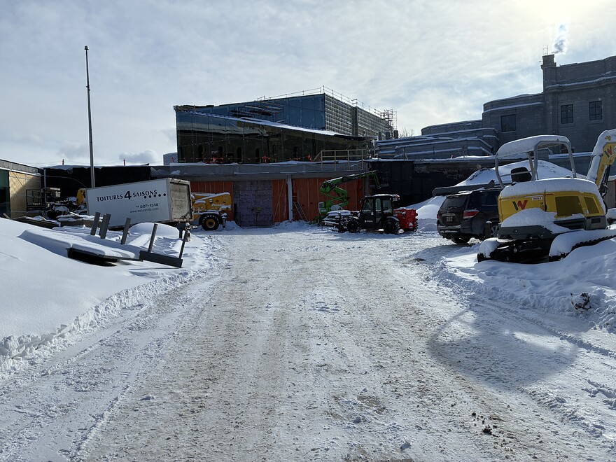 Le mur de verre est complété, reste la finition