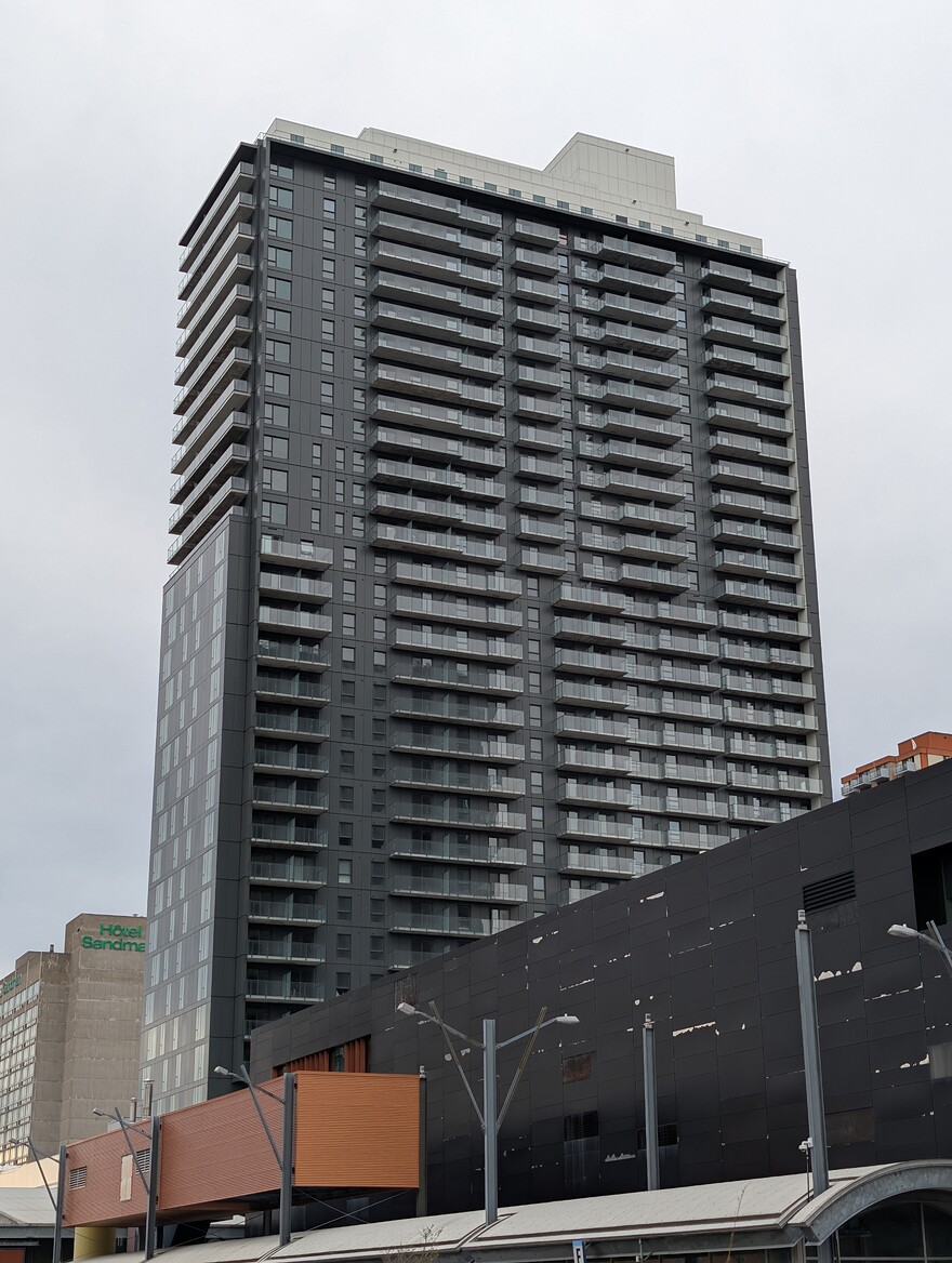 PXL_20260428_220043414