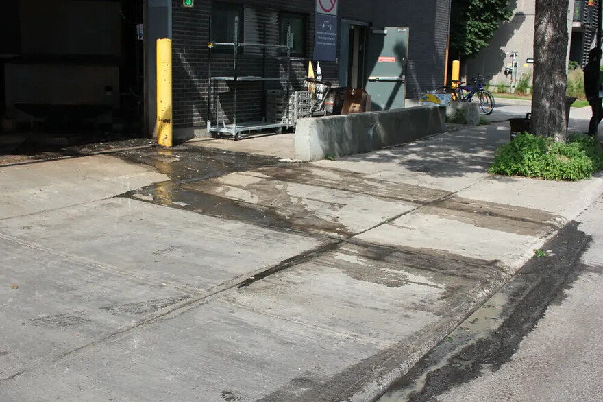 iDes traces d'écoulements sont visibles sur le trottoir et dans la rue.