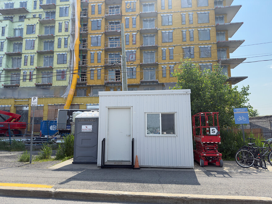 Petit bâtiment blanc à la gare Candiac