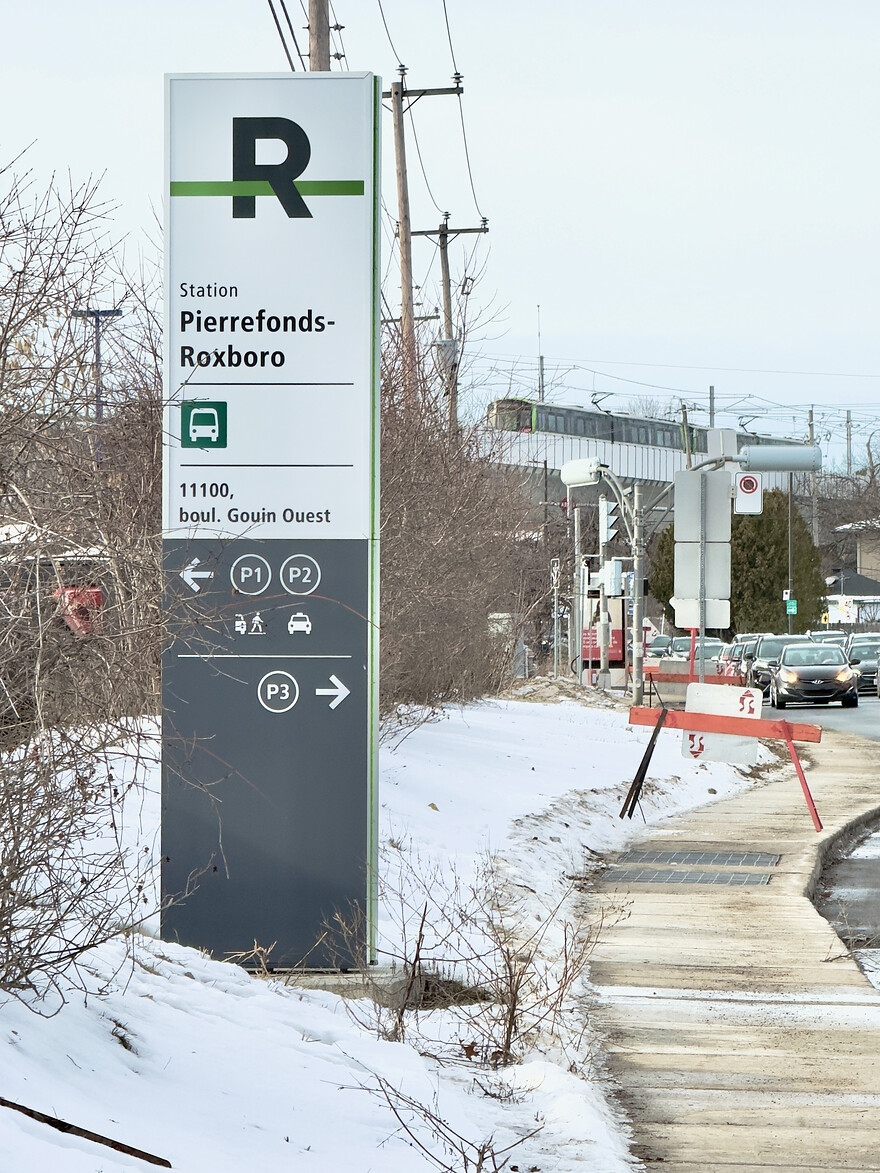 REM Pierrefonds-Roxboro 2025-12-18 paneau rue train