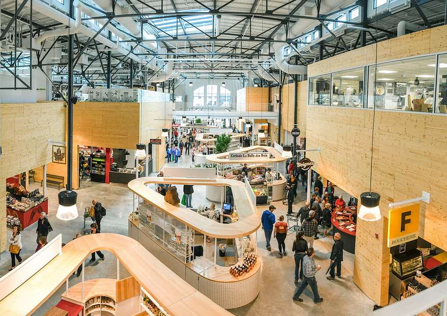 Le Grand Marché compte une trentaine de commerces permanents, ainsi qu’une quinzaine de producteurs maraîchers en saison.