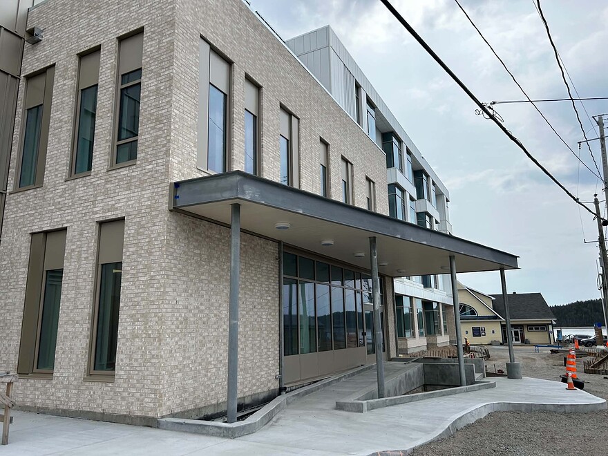 mda_havre-saint-pierre_2_-_cote_du_batiment