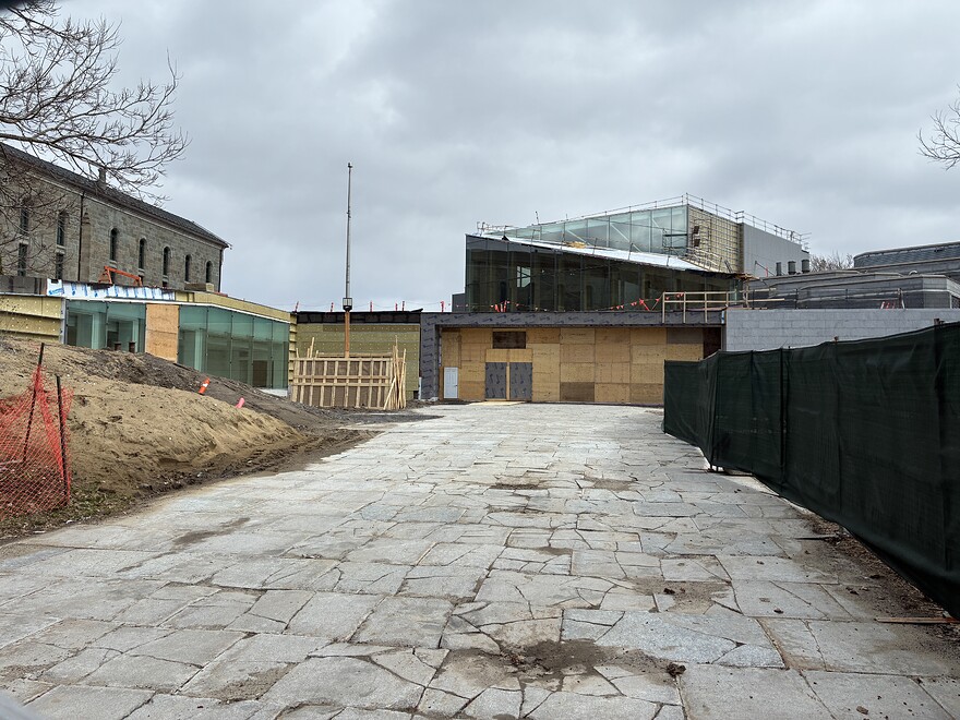 La facade où il y a encore beaucoup de travaux à terminer