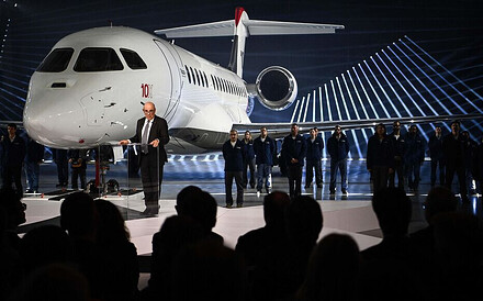 Éric Trappier, le PDG de Dassault, a présenté le nouveau jet privé de l'entreprise ce mardi. AFP/Christophe Archambault