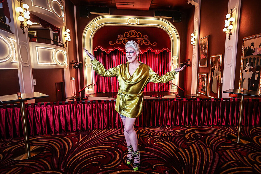 Photo: Marie-France Coallier Le Devoir Cabaret, humour, musique, magie et burlesque sont de retour à l’affiche de la mythique salle, avec la drag queen Rita Baga, responsable de la programmation.
