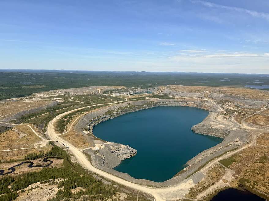 La mine est située à un peu plus de 150 kilomètres au nord de Chibougamau.