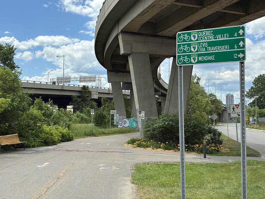 Le passage sous l'autoroute Dufferin (440)