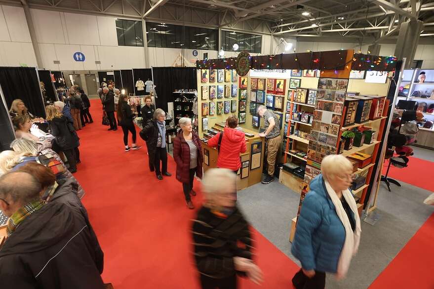 Des visiteurs au Salon des artisans de Québec de 2025, au Centre de foires d'Expocité.